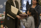 J’ai été exclue de Noël — alors j’ai donné leur maison de 285 000 $ à une famille qui en avait vraiment besoin